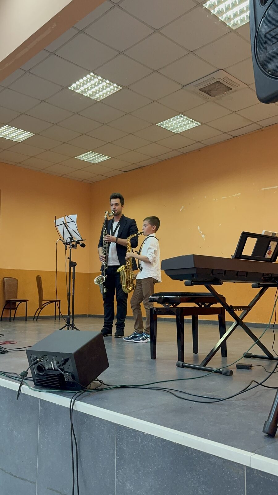 Moment de pe scenă la un concert al academiei 15